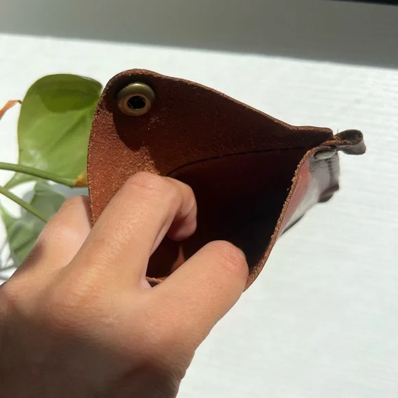 Sustainable Handmade Leather Keychain Wallet - Picture 4 of 4